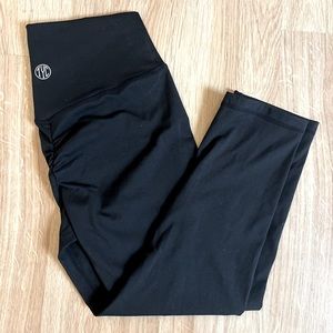 TilYouCollapse Effortless Scrunch Capris-Black